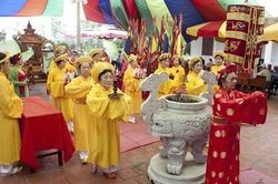 Lễ thánh tại đình Võng Thị