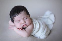 Tan chảy với bộ ảnh siêu dễ thương của bé sơ sinh đang ngủ