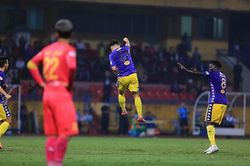Moses Oloya 'hòn đá tảng' của CLB Hà Nội
