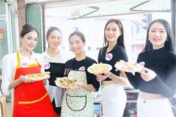 Dàn thí sinh HHVN 2020 vào bếp làm đặc sản bánh khọt Vũng Tàu
