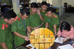 Bắt giam nhóm đối tượng vận chuyển 51kg vàng 9999