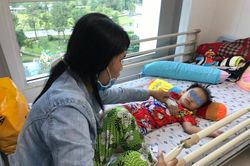 Bé trai 3 tuổi bỏng đường hô hấp do uống nhầm hóa chất