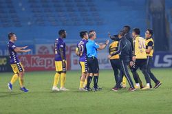 HLV Chu Đình Nghiêm bị đề nghị kỷ luật; Viettel gặp may vì Hà Nội FC không giỏi đua vô địch