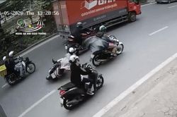 Clip: Va chạm với nam shipper, cô gái văng mạnh xuống đường, người phụ nữ đi sau cũng giật mình ngã xe