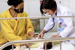 Mẹ tự ý dùng thuốc nhỏ mũi khiến bé 11 tháng tuổi phải nhập viện cấp cứu