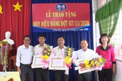 Phú Tân trao huy hiệu cho các đảng viên cao niên tuổi Đảng