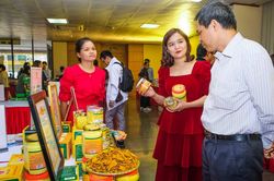 Hoat động trưng bày giới thiệu các sản phẩm thực phẩm an toàn ngành Công Thương