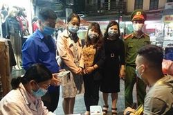 Không đeo khẩu trang bị mời không được vào phố đi bộ