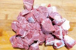 Thứ tuyệt đối không cho vào món bò kho nếu không muốn thịt mất vị, có khi phải bỏ đi cả nồi