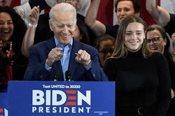 'Vũ khí bí mật' của ông Joe Biden trong kỳ bầu cử 2020: Cô sinh viên xinh đẹp này là ai?