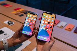 Đánh giá nhanh iPhone 12 mini và iPhone 12 Pro Max từ The Verge