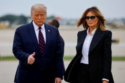 Tổng thống Donald Trump thay đổi gu ăn mặc thế nào?