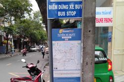 Cần dời điểm dừng xe buýt trước cổng Trường Tiểu học Điện Biên Phủ