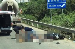 Xe bồn ôm cua lên cao tốc, cán chết người đi xe máy ở Sài Gòn