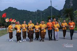 Duy Mạnh, Đình Trọng cùng chư tăng ni chạy gây quỹ mổ mắt cho trẻ em nghèo