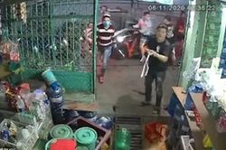 Đợi người nhà mở cổng, người đàn ông bị nhóm thanh niên truy sát bằng mã tấu
