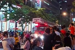 Giải cứu người phụ nữ rơi từ chung cư xuống mái nhà