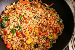 Làm cơm chiên cá rán cho ngày cuối tuần