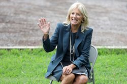Bà Jill Biden chuộng trang phục tôn vẻ mạnh mẽ