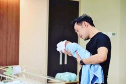 Khoảnh khắc chăm con cực khéo của những bố bỉm sữa Vbiz