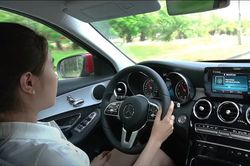 Phụ nữ không có năng khiếu, đừng cố cầm vô lăng