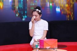 Cô bé 11 tuổi tổn thương vì bị bao bọc thái quá, òa khóc vì sợ mẹ giận