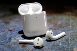 Vì sao bạn nhất định nên đeo tai nghe đúng bên?