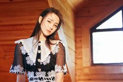 Địch Lệ Nhiệt Ba với gương mặt lạ, trông già hơn Dương Mịch và có nét giống vợ cũ của Giả Nãi Lượng