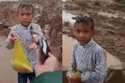 Clip: Cậu bé vùng lũ Quảng Trị đi chân đất, nở nụ cười tươi lễ phép cảm ơn khi nhận quà từ đoàn từ thiện