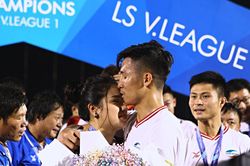Cầu thủ Bùi Tiến Dũng bất ngờ cầu hôn bạn gái sau khi giành chức vô địch V.League