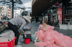 'Lên đồ' đi ăn tàu hũ như Lý Nhã Kỳ dự Cannes, cô gái khiến netizen mắt tròn mắt dẹt