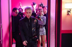 Binz kể chuyện tình showbiz, nắm tay người yêu bỏ chạy khỏi paparazzi trong MV mới