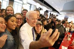 Tại sao nói chiến thắng dành cho ông Joe Biden chính là chiến thắng dành cho du học sinh?