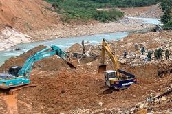 Ngăn đập, nắn dòng để tìm công nhân mất tích tại Thủy điện Rào Trăng 3