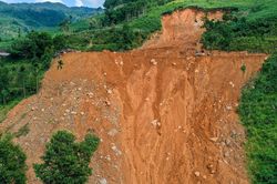 Nhiều địa phương cảnh báo lũ quét, sạt lở đất trước bão số 12