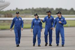 Bốn phi hành gia đến bãi phóng chuẩn bị lên Trạm vũ trụ trên tàu SpaceX