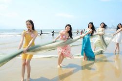 Hình ảnh thí sinh Hoa hậu Việt Nam kéo lưới bị cho là 'diễn' thiếu tự nhiên