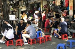 Hà Nội mạnh tay, nhiều người dân vẫn thờ ơ với 'lệnh' đeo khẩu trang
