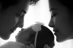 Đông Nhi tung ảnh cận mặt con gái, chia sẻ xúc động vào kỷ niệm ngày cưới