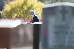 Ông Joe Biden viếng mộ vợ cũ, con trai sau khi nhận tin đắc cử Tổng thống