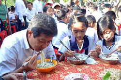 Ông Đoàn Ngọc Hải bưng phở mời học sinh ở U Minh