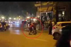 Clip: Người đàn ông điều khiển xe máy tạt đầu taxi rồi có hành động bất ngờ khiến nhiều người ngán ngẩm