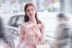 Diện nguyên cây hồng, Ngọc Trinh hóa tiểu thư đầy ngọt ngào tại sân bay