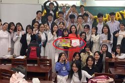 Tươi tắn cầm bánh kem trên tay, chỉ vài phút sau cô giáo đã gây ra 'thảm họa' khi chụp ảnh với học sinh
