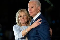 Ông Joe Biden 5 lần cầu hôn vợ mới được chấp nhận