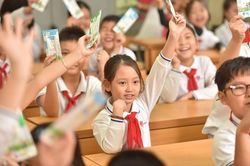 'Cùng bé thu gom vỏ hộp giấy'
