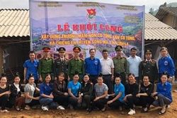 Mang yêu thương đến các em nhỏ vùng cao