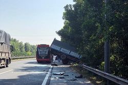 Xe khách tông vào xe tải trên cao tốc, 4 người bị thương