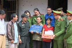 Tuổi trẻ CSCĐ giúp đỡ em nhỏ có hoàn cảnh khó khăn tới trường
