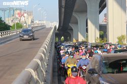 Cảnh đối lập ở Vành đai 2 đoạn Ngã Tư Vọng - Ngã Tư Sở ngày thông xe